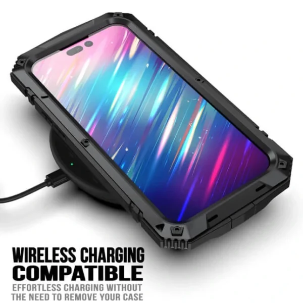 Protector Metal Gryp para iPhone, ideal para actividades al aire libre y deportes extremos.