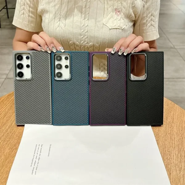 Case de fibra de carbono con diseño profesional y elegante.